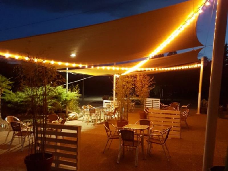 Terraza exterior con cubiertas y luces led