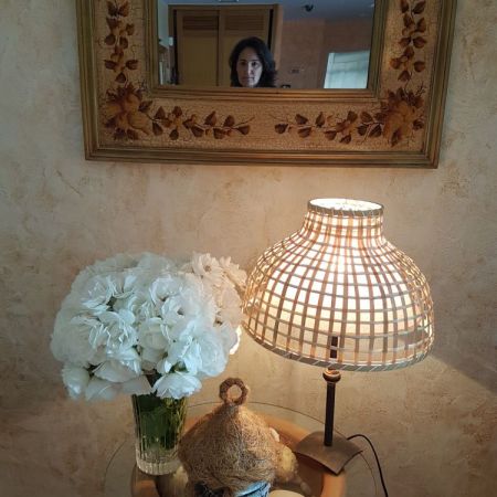 Detalle de espejo y lámpara en la habitación