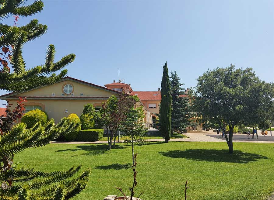 Exterior ajardinado del alojamiento