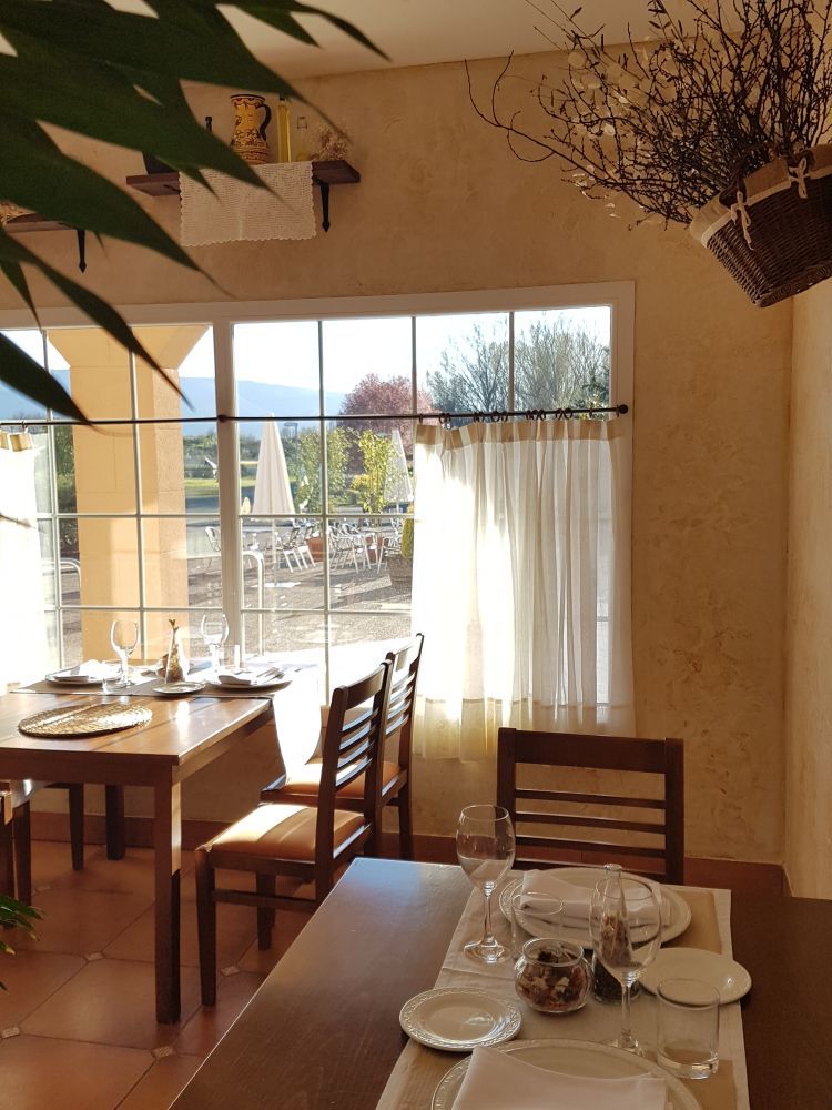 Comedor con ventanal con vistas a la terraza