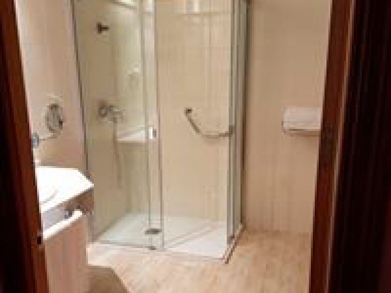 Ducha con mampara adaptada