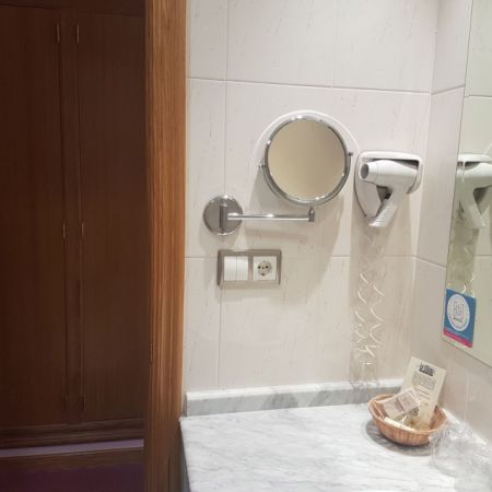 Lavabo con espejo extensible, secador y jabones