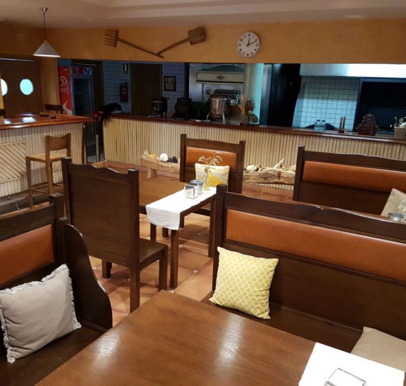 Mesas y bancos de madera en la cafetería