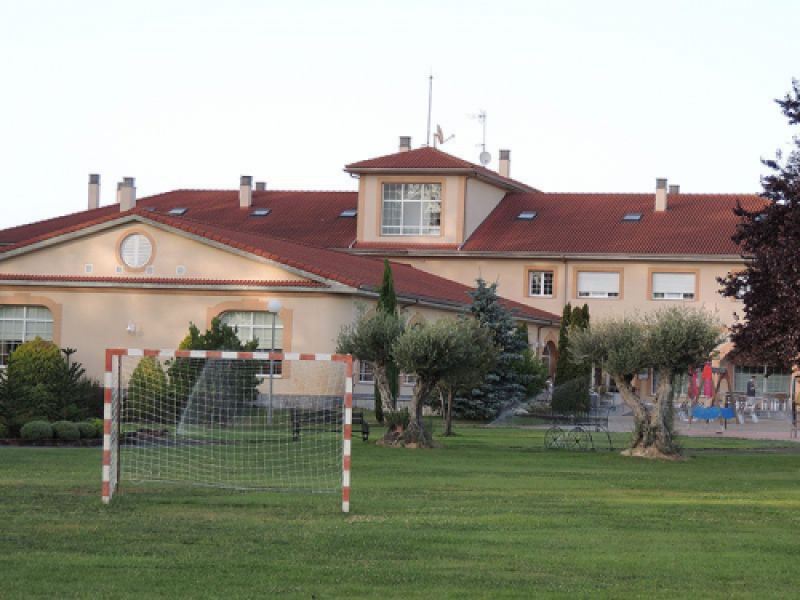 Portería de fútbol en jardín