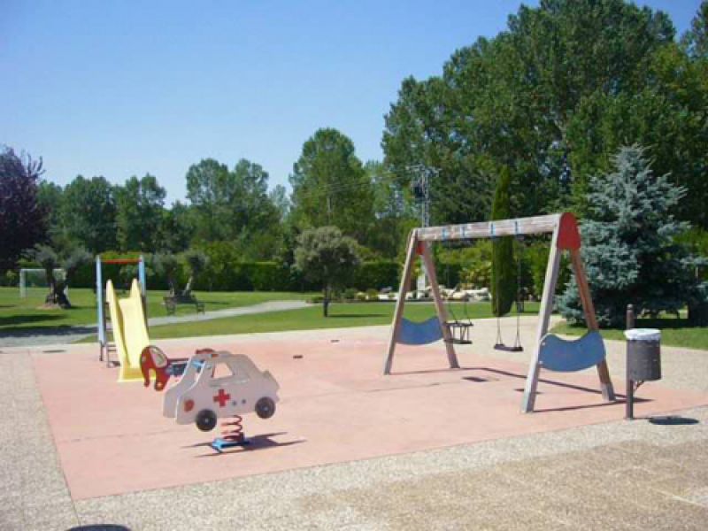 Parque infantil con columpios