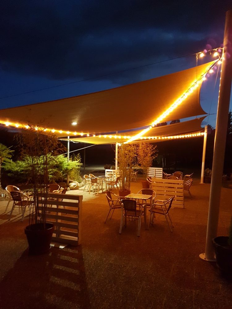 Terraza exterior con cubiertas y luces led