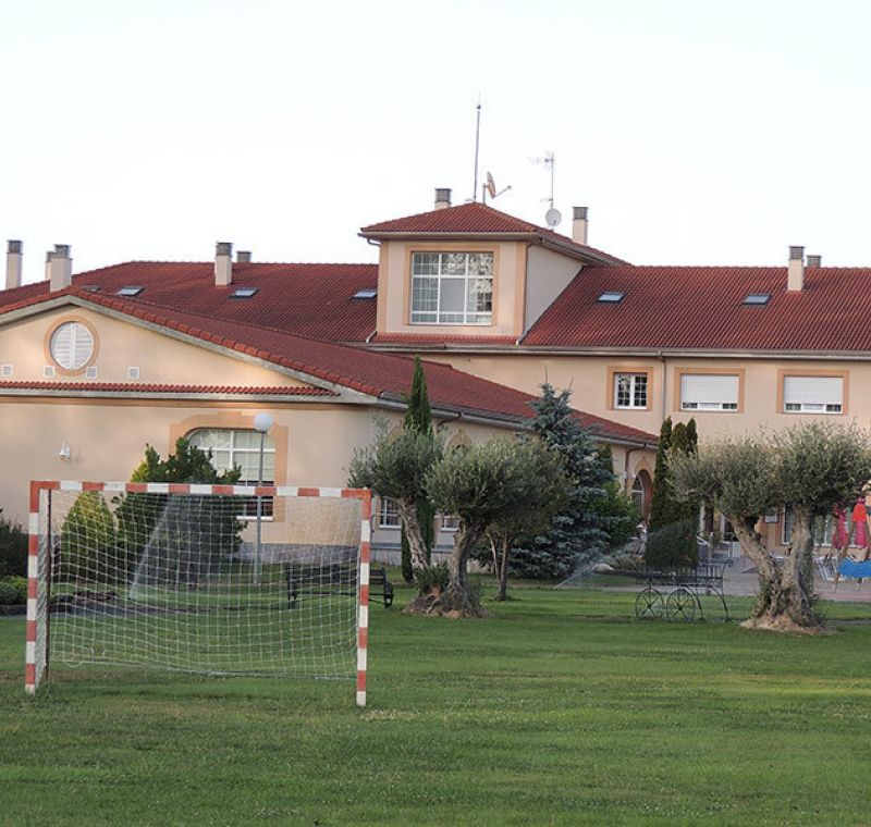 Portería de fútbol en jardín