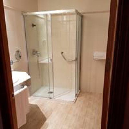 Ducha con mampara adaptada