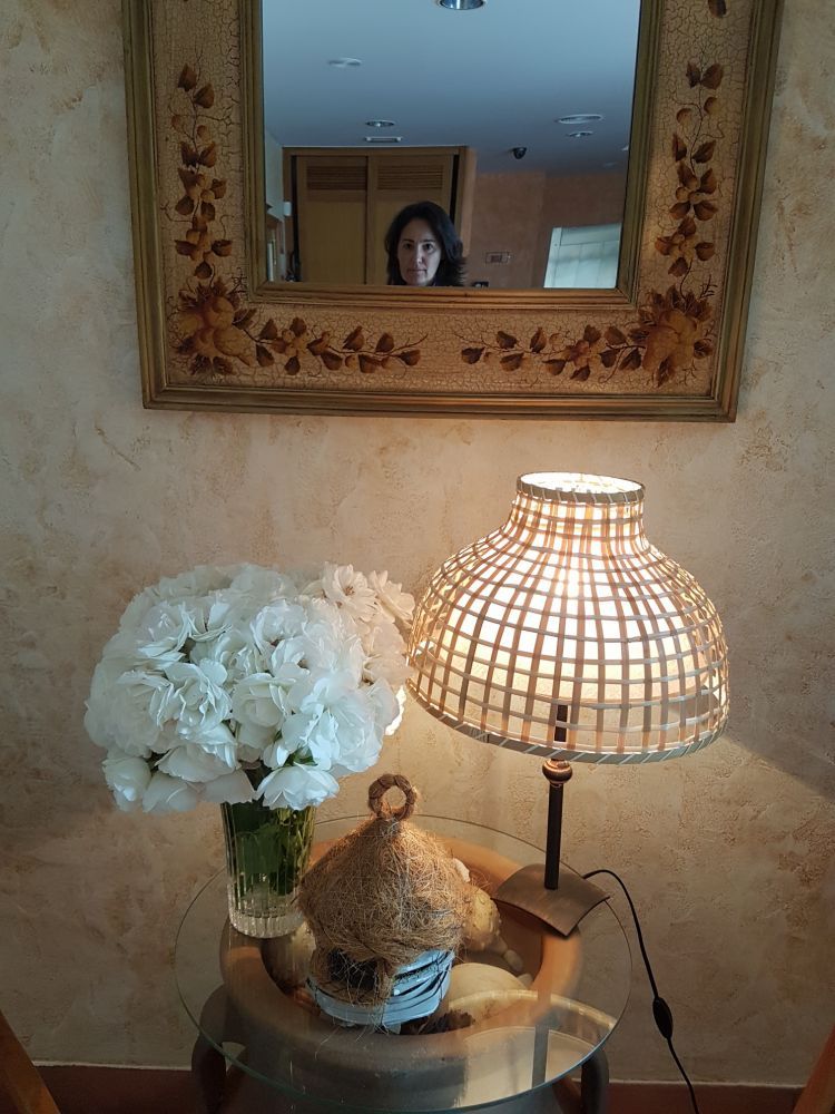 Detalle de espejo y lámpara en la habitación