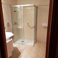 Ducha con mampara adaptada